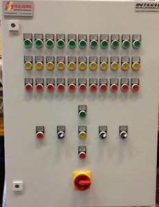 The coloured lights provide a quick overview of what is happening inside the tank. With the individual push buttons, the valves can be operated manually for maintenance purposes.